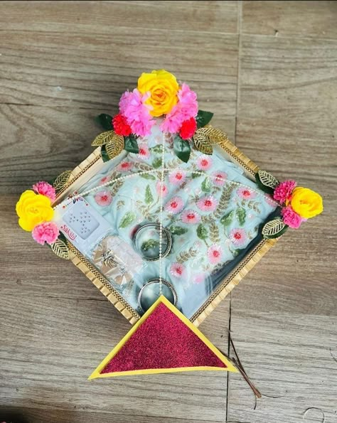 Kite Packing Ideas, Makar Sankranti Packing Ideas, Makar Sankranti Gift Ideas, Sankranti Packing Ideas, Sankranti Gift Ideas, Haldi Kumkum Packing Ideas, Diy Kite Decorations, Lohri Decoration, Sankranti Decoration