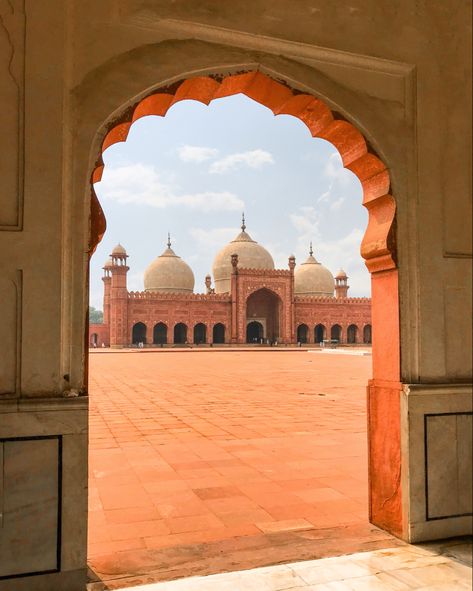 Pakistani Landscapes, Pakistan Buildings, Pakistan Vibes, Pakistan Mosque, Masjid Aesthetic, Pakistan Landscape, Pakistani Architecture, Mosque Photography, Badshahi Masjid