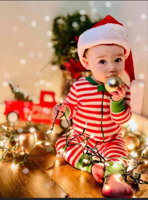 Christmas Pictures Babygirl, Toddler Christmas Box Pictures, First Birthday Christmas Photoshoot, 10 Month Old Christmas Photos, One Year Christmas Photos, Baby Christmas Shoot Ideas, 9 Month Old Christmas Photos, 1st Birthday Christmas Photoshoot, Toddler Christmas Pictures Ideas