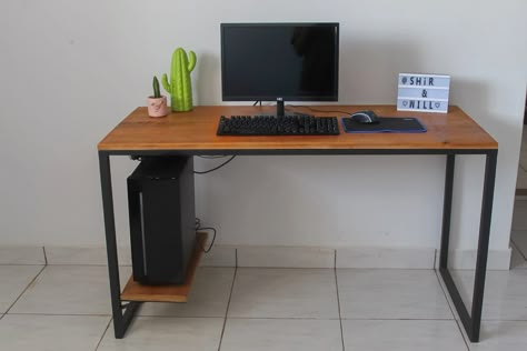 Mesa em ferro e madeira estilo industrial, modelo feita exclusivo para uso do computador . Pc Table Computer Desks, Wall Mounted Computer Desk, Rustic Computer Desk, Computer Table Design, Setup Gamer, Gamer Setup, Woodworking Plans Beginner, Office Materials, Small Home Offices