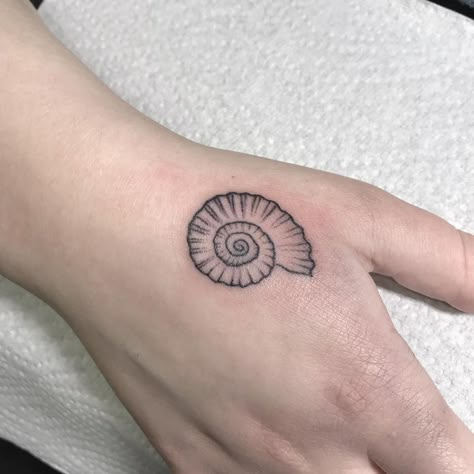 🕸 𝔏 𝔲 𝔠 𝔦 𝔢 𝔐 𝔬 𝔯 𝔱 𝔦 𝔠 𝔦 𝔞🕸 on Instagram: “Little ammonite for Wena at @brightontattoocon #ammonitetattoo #fossiltattoo done using @foreverforgottenaftercare @rotaryworks #handtattoo…” Snail Shell Tattoo, Geology Tattoo, Ammonite Tattoo, Fossil Tattoo, Trad Sleeve, Transformation Tattoo, Nautilus Tattoo, Flower Leg Tattoos, Arrow Tattoos For Women