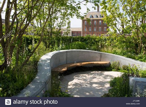 Download this stock image: London, UK. 22nd May, 2017. A circular seating area of wood and stone surrounded by trees and flowers in the Joe Whiley Scent Garden at the RHS Chelsea Flower Show, May 22, 2017, London, UK Credit: Ellen Rooney/Alamy Live News - J71JMK from Alamy's library of millions of high resolution stock photos, illustrations and vectors. Circular Outdoor Seating Area, Round Sitting Area Garden, Circular Garden Seating Area, Stepped Seating Landscape, Seating Area In Garden, Sunken Seating Area Garden, Circular Seating Area, Circular Landscape Architecture, Circular Landscape