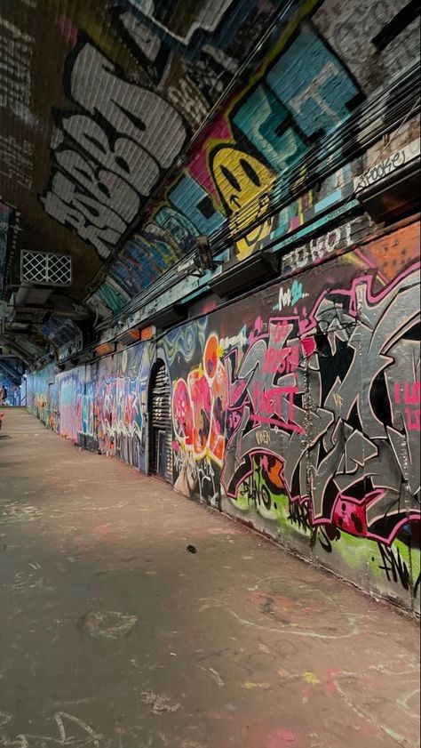 Graffiti Aesthetic, Graffiti Photography, Graffiti Writing, Graffiti Style Art, Street Graffiti, Graffiti Street Art, Graffiti Lettering, Street Art Graffiti, Cool Places