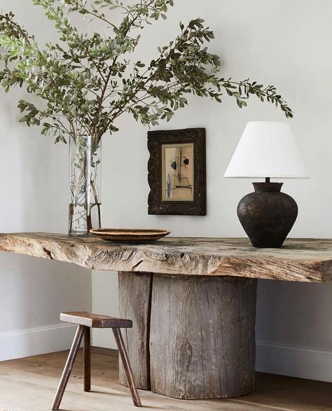 Amber Lewis (@amberinteriors) • Instagram photos and videos Wabi Sabi Dining Room, Wabi Sabi Table, Wabi Sabi Interior Design, Wabi Sabi Interior, Wabi Sabi Decor, Rustic Entryway, Wabi Sabi Style, Nature Inspired Decor, Brown Interior