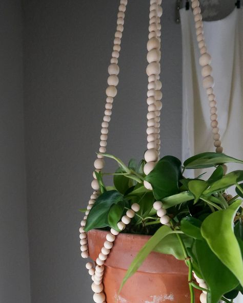 Woven Plant Hanger, Wooden Plant Hanger, Bead Plant Hanger Diy, Hanging Plant Holder Diy, Diy Macrame Plant Hanger With Beads, Macrame Plant Hanger Beads, Macrame Plant Hanger With Beads Tutorial, Beaded Plants, Diy Plant Hangers