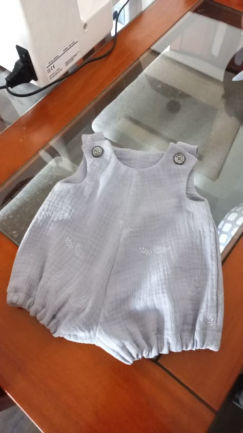 I made this baby romper in 2 hours using this tutorial! Newborn Romper Pattern Free Sewing, Infant Patterns Sewing, Infant Romper Pattern Free, Newborn Romper Pattern Free, Free Baby Romper Pattern, Easy Sew Baby Clothes, Easy Baby Clothes To Sew, Baby Boy Sewing Patterns Free, Free Baby Romper Sewing Pattern