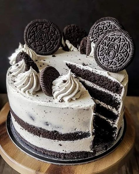 Cake Designs | Oreo Cake Recipe | Facebook Oreo Cake Designs Birthday, Oreo Cake Designs, Oreo Birthday Cake Decorations, Cool Oreo Cakes, Simple Oreo Cake Design, Oreo Cakes, Oreo Overload Cake, Oreo Cake Recipe, Tempting Food