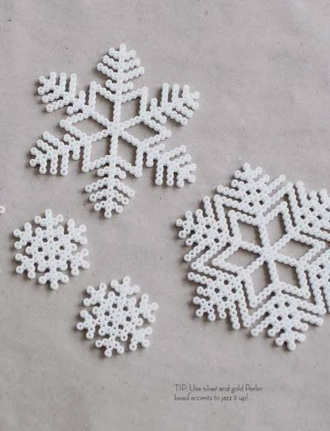 Bead Snowflakes, Hama Beads Christmas, Perler Bead Designs, Christmas Perler Beads, Perler Designs, Beaded Snowflakes Ornament, Beads Christmas, Art Perle, Beaded Snowflakes