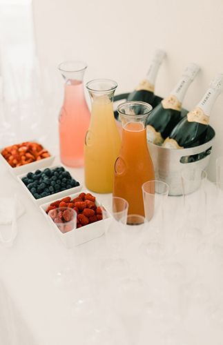 Boho Mimosa Bar Ideas, Simple Greenery Bridal Shower Ideas, Mimosa Baby Shower Ideas, Simple Mimosa Bar, Spring Baby Shower Food Ideas, Cool Baby Shower Ideas, Momosa Mimosa Bar Non Alcoholic, Food At Baby Showers, Drinks For Baby Shower Ideas