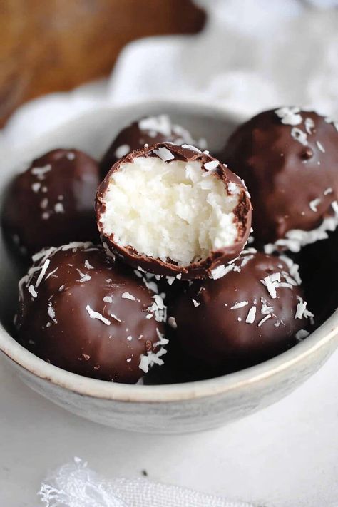 No Bake Coconut Cream Balls No Bake Coconut Snowballs, Coconut Cream Truffles, Cream Cheese Coconut Balls, Creamed Coconut Recipes, Coconut Cream Cheese Balls, Coconut Cream Balls, Coconut Cream Balls Recipe, Fresh Coconut Recipes, No Bake Coconut Cream Balls