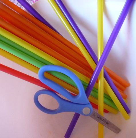 Learning how to cut ... with straws! Preschool Fine Motor, Gross Motor Activities, Creative Curriculum, Scissor Skills, Fine Motor Skills Activities, Motor Skills Activities, Preschool Theme, Skills Activities, Fine Motor Activities