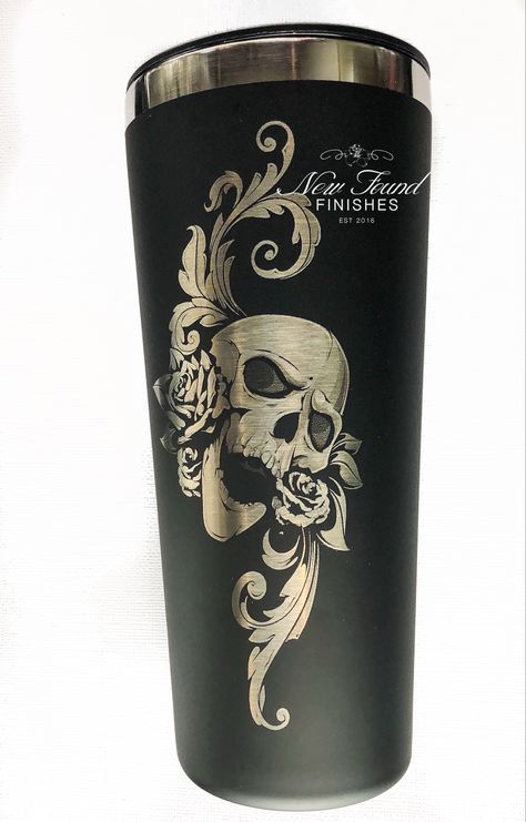 Laser etched floral skull design on 22 ounce matte black powder coated tumbler. Customized Yeti Tumblers, Vaso Yeti, Dremel Art, Etched Glass Vinyl, Mod Podge Glitter, Tumblers Ideas, Engraved Tumblers, Felting Projects Ideas, Epoxy Crafts