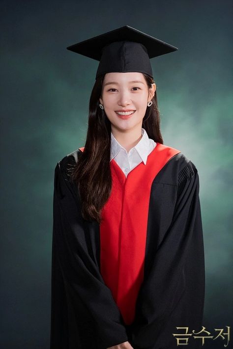 Korean University Graduation, Korean Graduation Pictures, Graduation Pictorial Studio, Korean Graduation, Graduation Outfit Ideas University, Chaeyeon Dia, College Graduation Pictures Poses, Studio Photoshoot Ideas, Graduation Photography Poses