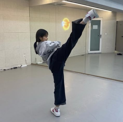 Korean Taekwondo, Tkd Taekwondo, Taekwondo Girl, Martial Arts Girl, Ju Jitsu, Martial Arts Workout, The Underworld, Kickboxing, Taekwondo