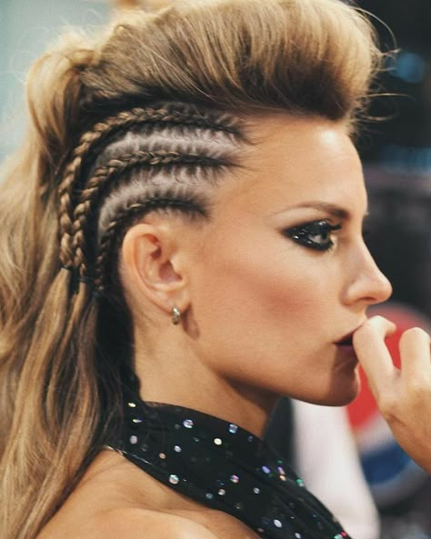 Cool Eyeshadow, Mohawk Hairstyles For Women, Eyeshadow Black, Concert Hairstyles, Rock Hairstyles, Fest Outfits, Viking Hair, Beautiful Braided Hair, Mohawk Hairstyles