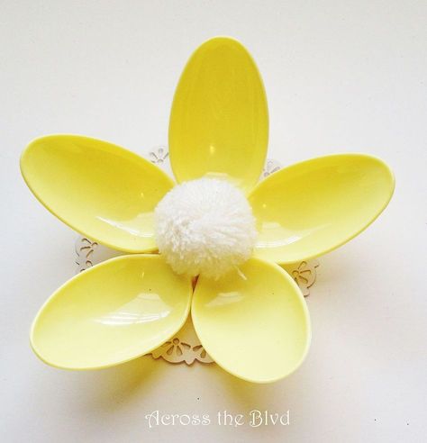 Hometalk :: Spring Flowers Made Using Plastic Spoons Plastic Spoon Crafts, Decorative Mesh Wreaths, Spoon Craft, Painted Spoons, Stepping Stones Diy, Spoon Crafts, Making Flowers, Senior Activities, Globe Decor