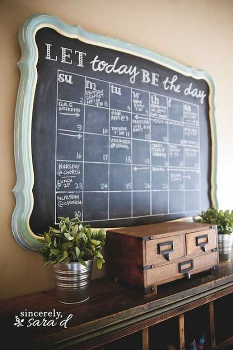 You’re not going to complete the Farmhouse Look without a Farmhouse Chalkboard Tutorial and Inspire Your Joanna Gaines with  DIY Fixer Upper Ideas on Frugal Coupon Living. Outdoor Buffet, Chalkboard Calendar, Casa Clean, Diy Chalkboard, Casa Vintage, Deco Originale, Chalkboard Wall, Chalkboard Paint, Diy Farmhouse Decor