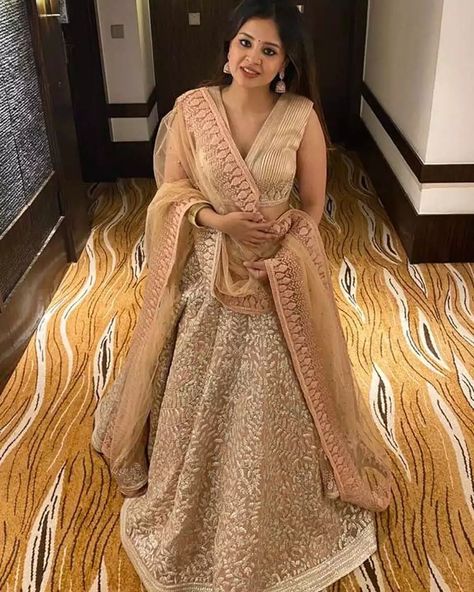 MS Dhoni's wife Sakshi Dhoni is a true fashion inspiration Sakshi Singh Dhoni, Sakshi Dhoni Saree, Sakshi Dhoni, Ms Dhoni Wife, M S Dhoni, Mahendra Singh Dhoni, Peach Color Saree, Grey Lehenga, Dhoni Photos