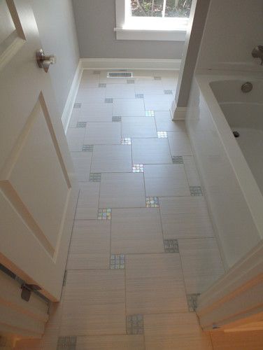 Bathroom floor with mosaic inlays.  Beautiful tile layout and contrast between semi-matte and shiny. Floor Tile Patterns Layout, Bathroom Floor Tile Patterns, Glitter Bathroom, Patterned Bathroom Tiles, Tiled Floor, Tile Layout, Bad Inspiration, Patterned Floor Tiles, Bathroom Redo