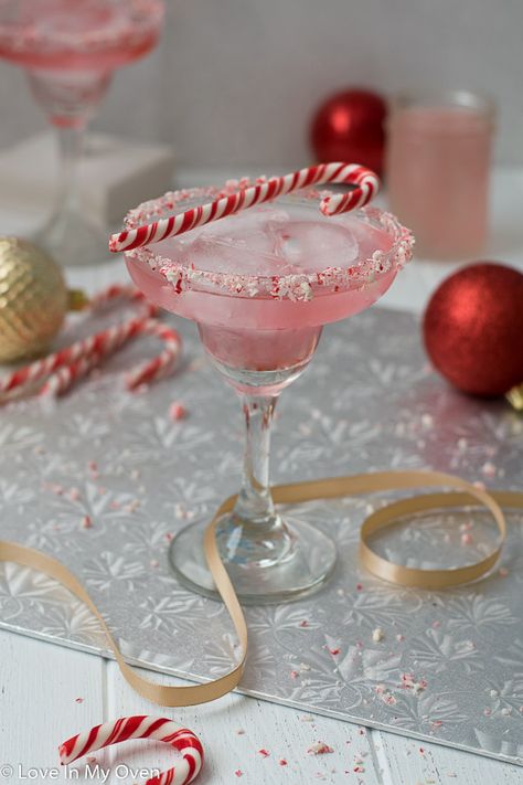 This refreshing peppermint vodka cocktail is made with only 2 ingredients, including a homemade candy cane vodka! It's perfect for the holidays! // peppermint martini // peppermint alcoholic drinks Peppermint Alcoholic Drinks, Drinks With Peppermint Vodka, Candy Cane Vodka, Peppermint Cocktail, Healthy Smash Cake, Peppermint Vodka, Peppermint Martini, Christmas Drinks Recipes, Christmas Drinks Alcohol