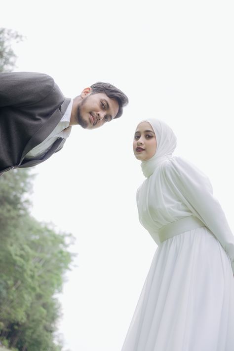 Pre Wedding Dress Ideas For Couple, Outdoor Prewedding Ideas, Pose Prewedding Outdoor, Prewedding Ideas Casual Hijab, Tema Prewedding, Pose Foto Pernikahan, Foto Graduation, Pose Lamaran, Wedding Moments Photography