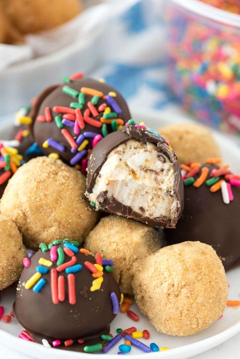 Truffle Recipe Easy, Cheesecake Truffles, Easy Truffles, Homemade Truffles, Dessert Truffles, Peanut Butter Truffles, Easy No Bake Cheesecake, Cookie Dough Truffles, Dessert Recipies