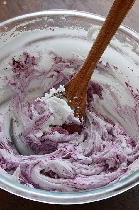 Natural food colorings (... surprising ideas: beets, cabbage, & more!) Natural Frosting Dye, Purple Icing, How To Make Purple, Blueberry Frosting, Artistic Food, Cake Receipe, Highball Cocktail, Purple Cakes Birthday, Purple Food Coloring