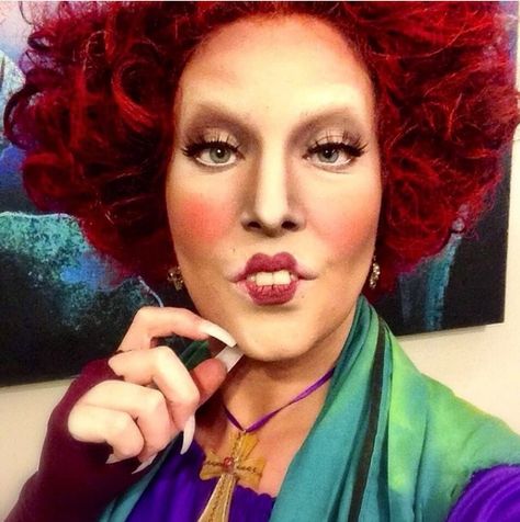 The resemblance between Valerie Vixen here and Hocus Pocus' Winifred Sanderson is uncanny. #refinery29 http://www.refinery29.com/2016/10/124960/cool-halloween-diy-makeup-ideas-photos#slide-31 31 Days Of Halloween Makeup, Hocus Pocus Costume, Meme Costume, Make Up Diy, Sarah Sanderson, Winifred Sanderson, Hocus Pocus Party, Fairy Halloween Costumes, Creepy Halloween Makeup