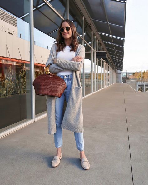 Gray Long Cardigan Outfit, Cardigan Outfit With Jeans, Long Grey Cardigan Outfit, Light Gray Cardigan Outfit, Gray Cardigan Outfit, Grey Cardigan Outfit, Cardigan Outfit Casual, Duster Cardigan Outfit, Cardigan Outfit Spring