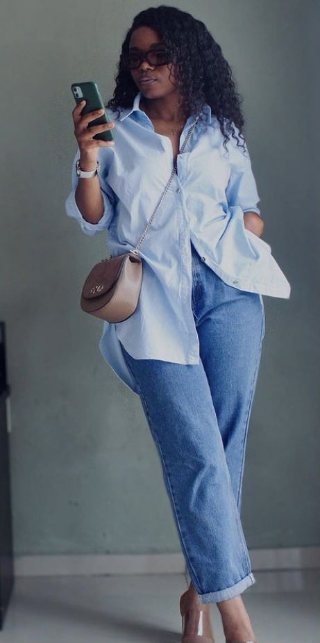 Denim On Denim Work Outfit, Stylish Curvy Outfits, Saturday Lunch Outfit Casual, Style For Medium Size Women, Classy Denim Outfits, Claire Huxtable Fashion, 2025 Clothing Trends For Women, Cream And Blue Outfits, Friday Outfit For Work Casual Jeans