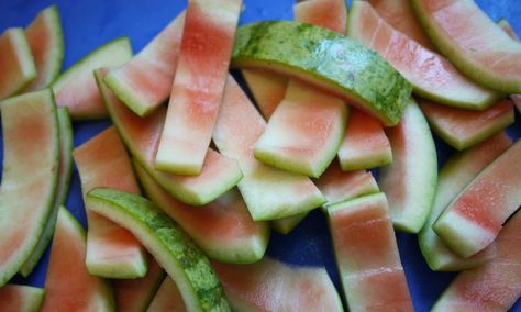 Pickled watermelon rind is an exceedingly thrifty item. Imagine food being so scarce that even a melon rind can’t be wasted. Imagine the South after the Civil War. Leave it to ingenious householders to make it delicious. An old Southern favorite, watermelon rind pickles are perfect for serving alongside a burger or added to chicken … Pickled Watermelon Rind, Watermelon Pickles, Dried Lemon Peel, Benefits Of Organic Food, Alkaline Diet Recipes, Detox Your Liver, Dried Lemon, Watermelon Rind, Fruit Peel