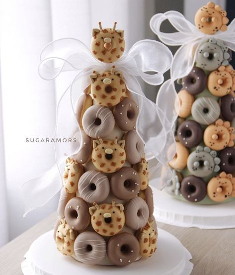 Shower 2023, Jungle Cakes, Donut Birthday Cake, Donut Decorating Ideas, Giraffe Theme, Donut Tower, Diy Outside Christmas Decor, Outside Christmas Decor, Twin Birthday Cakes