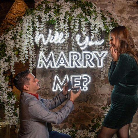 Illuminez votre demande en mariage avec l'enseigne au néon LED à double doublure « Will You Marry Me » de Neonific. Fabriqué de manière experte, ce panneau dégage une lueur chaleureuse et fascinante, qui rendra votre moment spécial inoubliable. Les LED à double doublure améliorent son caractère unique et son dynamisme, offrant une luminosité et une efficacité énergétique supérieures. Avec sa construction durable et son design complexe, cette enseigne est un mélange impeccable de romantisme et de Will You Marry Me, Romantic Settings, Neon Signs Quotes, Hair Salon Logos, Neon Wall Signs, Mood For Love, Love Neon Sign, Happy Birthday Signs, Neon Logo