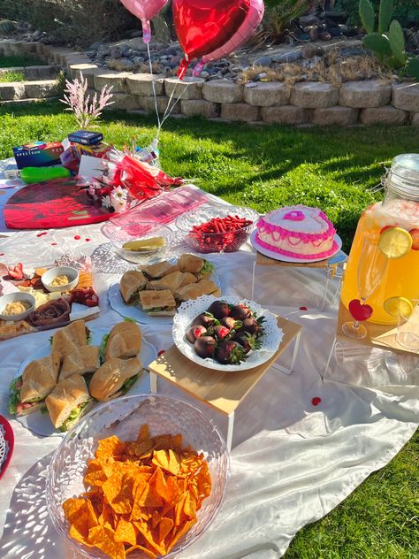 Galentines Picnic Outfit, Valentine Picnic Ideas, Galentines Picnic Aesthetic, Picnic San Valentin, Galentine Picnic, Picnic Valentines Day, Picnic Rosa, Valentines Day Picnic, Galentines Picnic