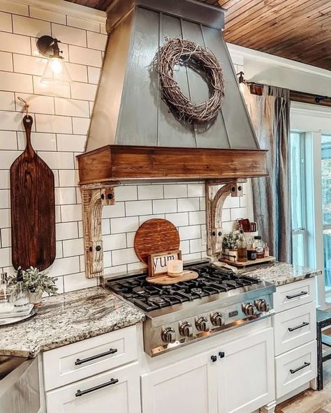 40 Farmhouse Range Hood Ideas to Create the Perfect Kitchen Farmhouse Range Hood Ideas, Farmhouse Range Hood, Farmhouse Range, Range Hood Ideas, Kitchen Hood Ideas, Black Kitchen Countertops, Kitchen Hood Design, Kitchen Vent Hood, Hood Ideas