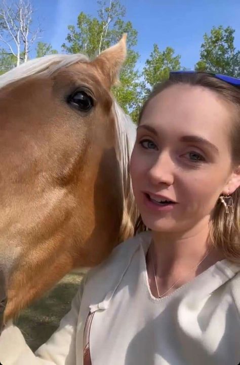 Chase Powers Heartland, Sierra Mccormick, Heartland Ty Borden, Amber Marshall Selfie Picture, Heartland Amy And Ty, Heartland Ranch, Cowgirl Pictures, Amber Marshall, Heartland