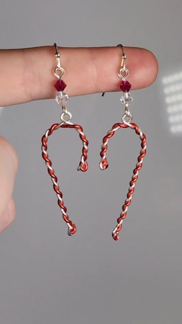 White Ear Wire Earrings For Holiday, Red Ear Wire Jewelry For Holidays, Wire Wrap Ornaments Diy Christmas, Red Holiday Earrings With Ear Wire, Christmas Dangle Beaded Earrings With Ear Wire, Christmas Earrings Diy, Diy Christmas Earrings, Candy Cane Earrings, Easy Candy