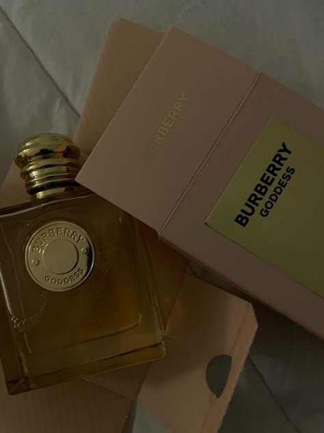 Burberry Perfume Aesthetic, Burberry Goddess Perfume Aesthetic, Burberry Goddess Perfume, Burberry Goddess, Winter Perfume, Christmas Scent, Burberry Perfume, Inspiration Tattoos, Simple Skincare Routine