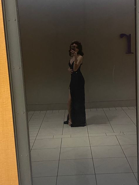 Black Ball Dress, Mirror Picture, Poses Women, Curly Hair Styles Easy, Mirror Pics, Dressing Mirror, Mirror Pic, Photography Poses Women, Quince Dresses