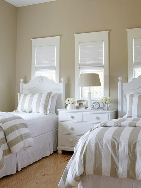 Twin Bedroom Ideas For Small Rooms - Design Corral Twin Beds Guest Room, White Beds, Two Twin Beds, Guest Room Ideas, Classy Bedroom, Guest Bedroom Ideas, Twin Bedroom, Small Bedrooms, Twin Beds