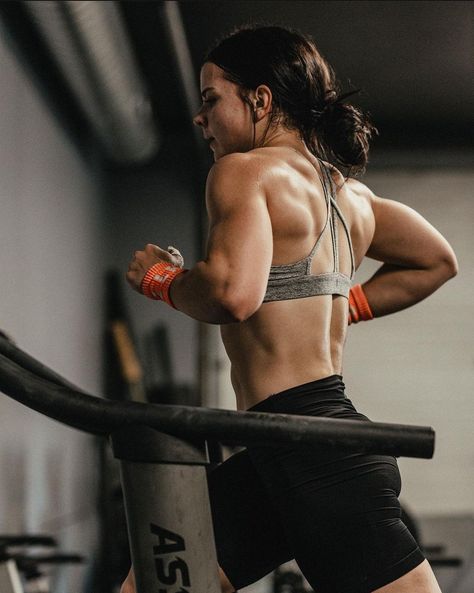 Female Strong Arms, Crossfit Woman Aesthetic, Strong Fitness Woman, Strong Athletic Women, Women Weight Lifting Aesthetic, Calestenics Aesthetic Women, Crossfit Body Goals, Strong Back Women, Weightlifting Photography