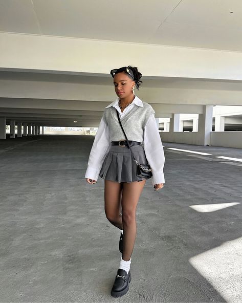 How To Style An Oversized Sweater Vest, Oversized Sweater Vest Outfit Winter, Sweater Vest Outfit Black Women, Sweater Vest Skirt Outfit, Sweater Vest And Skirt Outfit, Sweater Vest With Skirt, Black Outfit Black Women, Oversized Sweater Vest Outfit, All Black Outfit Black Women