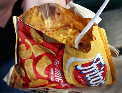 Texas Frito Pie/frito pastel de Texas.  Fritos corn chips (small bags for individual servings), Wolfe Brand Chili, chile con carne or chili non carne, longhorn, colby, mild or soya cheddar cheese, spanish onions. Frito Pie Recipe, Frito Chili Pie, Chili Pie, Fritos Corn Chips, Frito Pie, Pie Bar, Corn Chips, Taco Salad, International Recipes