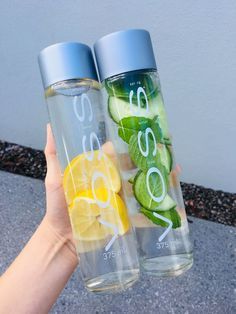 Agua Voss, Lemon Water Detox Recipe, Lemon Water Bottle, Strawberry Detox Water, Voss Water, Clear Water Bottle, Detox Kur, Mint Water, Trendy Water Bottles