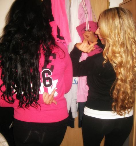 Long Curly Brunette & Blonde <3 So Pretty 2000s Brunette, 2010s Aesthetic, Good Girl Gone Bad, Trashy Y2k, 2000s Fashion, Girly Girl, Beauty Blogger, Pink Aesthetic, Pretty In Pink