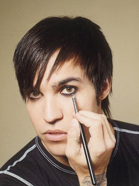 Boys Eyeliner, Emo Boy Makeup, Emo Eyeliner, Emo Makeup Looks, Guy Liner, Makeup Emo, Emo Haircuts, 2000s Emo, Pete Wentz