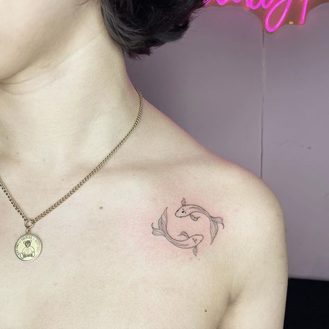 Year Collar Bone Tattoo, Ladies Collar Bone Tattoo, Colored Collar Bone Tattoos, Tatoos Woman Collar Bone, Cat Tattoo Collar Bone, Spiritual Collar Bone Tattoo, Small Tattoos For Collar Bone, Tattoos Near Collar Bone, Collarbone And Chest Tattoo