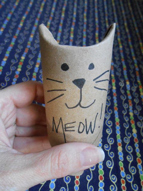 Catster DIY: 5 Cat Toys I Made from Empty Toilet Paper Rolls - Catster Cat Toy Ideas, Raising Kittens, Niche Chat, Homemade Cat Toys, Diy Pet Toys, Cats Toys, Cat Diys, Diy Cat Toys, Guinea Pig Toys