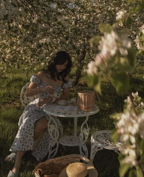 Spring Photoshoot, Ethereal Aesthetic, Dreamy Photography, Pose Fotografi, Foto Tips, Cottage Core Aesthetic, Photoshoot Themes, Apple Orchard, Princess Aesthetic