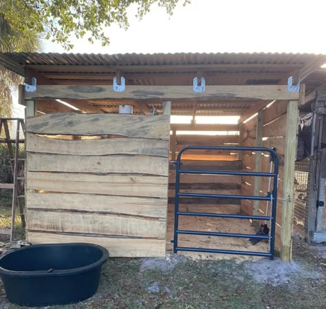 Goat Pen With Pallets, Small Animal Shed, Easy Diy Horse Shelter, Cow Stable Ideas, Easy Horse Shelter, Sheep Shed Ideas, Pig Stalls Ideas, Diy Horse Run In Shelter, Diy Pig House